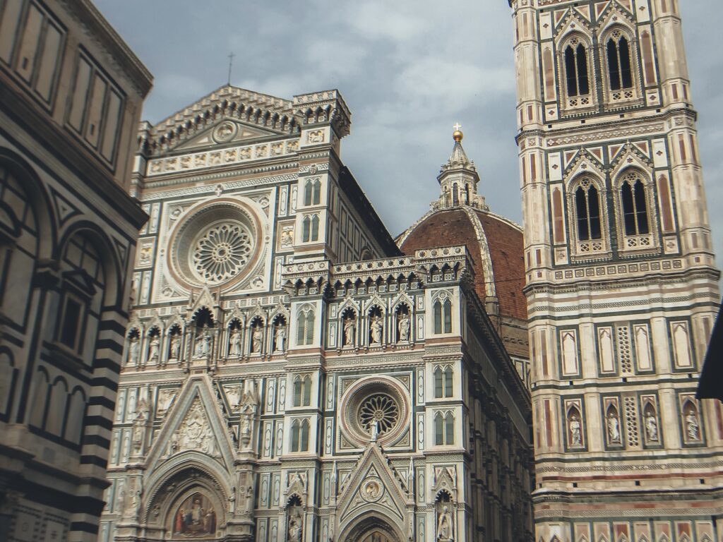 En el caso de Florencia, capital de la región de la Toscana, es considerada una de las cunas mundiales del arte y de la arquitectura ya que, en la segunda mitad del siglo XIV, fue el núcleo urbano en el que se originó el movimiento artístico del Renacimiento.