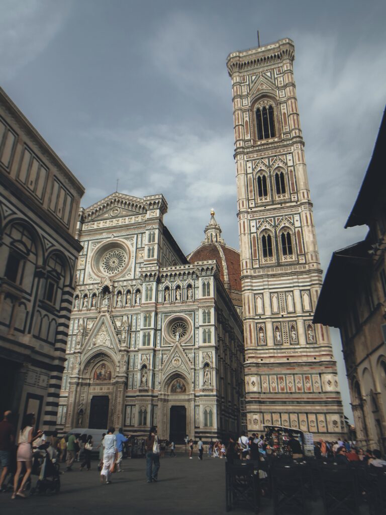 En el caso de Florencia, capital de la región de la Toscana, es considerada una de las cunas mundiales del arte y de la arquitectura ya que, en la segunda mitad del siglo XIV, fue el núcleo urbano en el que se originó el movimiento artístico del Renacimiento.