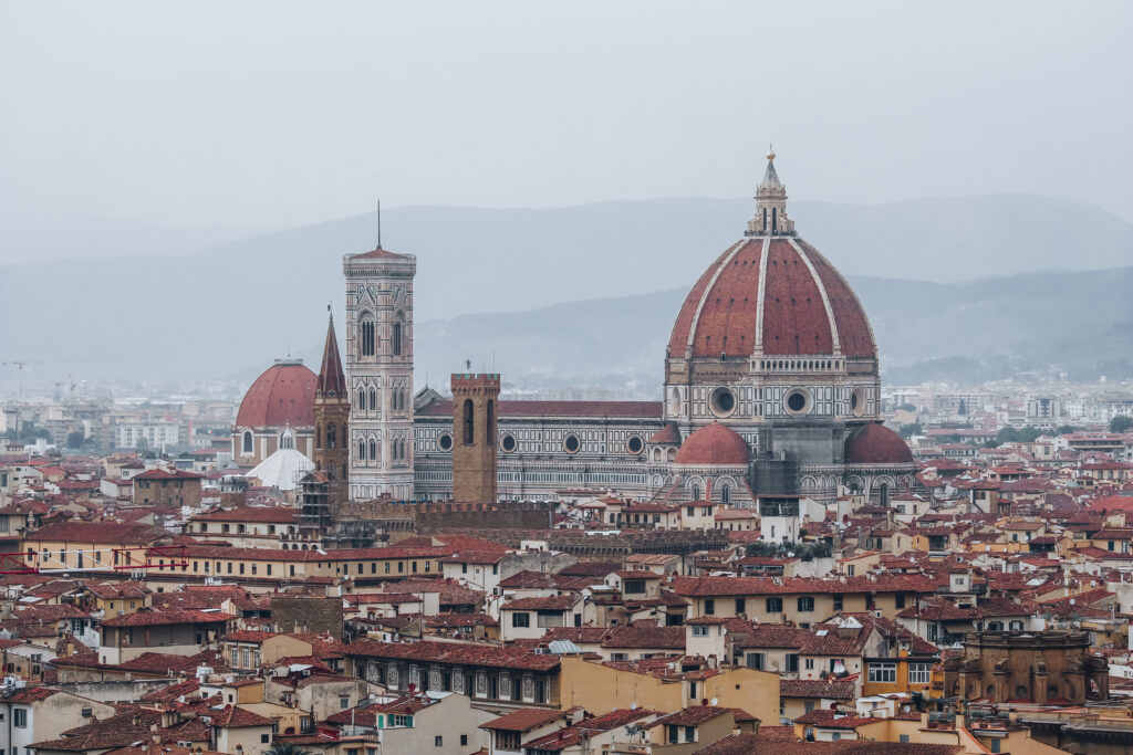 En el caso de Florencia, capital de la región de la Toscana, es considerada una de las cunas mundiales del arte y de la arquitectura ya que, en la segunda mitad del siglo XIV, fue el núcleo urbano en el que se originó el movimiento artístico del Renacimiento.