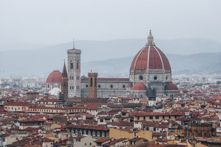 En el caso de Florencia, capital de la región de la Toscana, es considerada una de las cunas mundiales del arte y de la arquitectura ya que, en la segunda mitad del siglo XIV, fue el núcleo urbano en el que se originó el movimiento artístico del Renacimiento.
