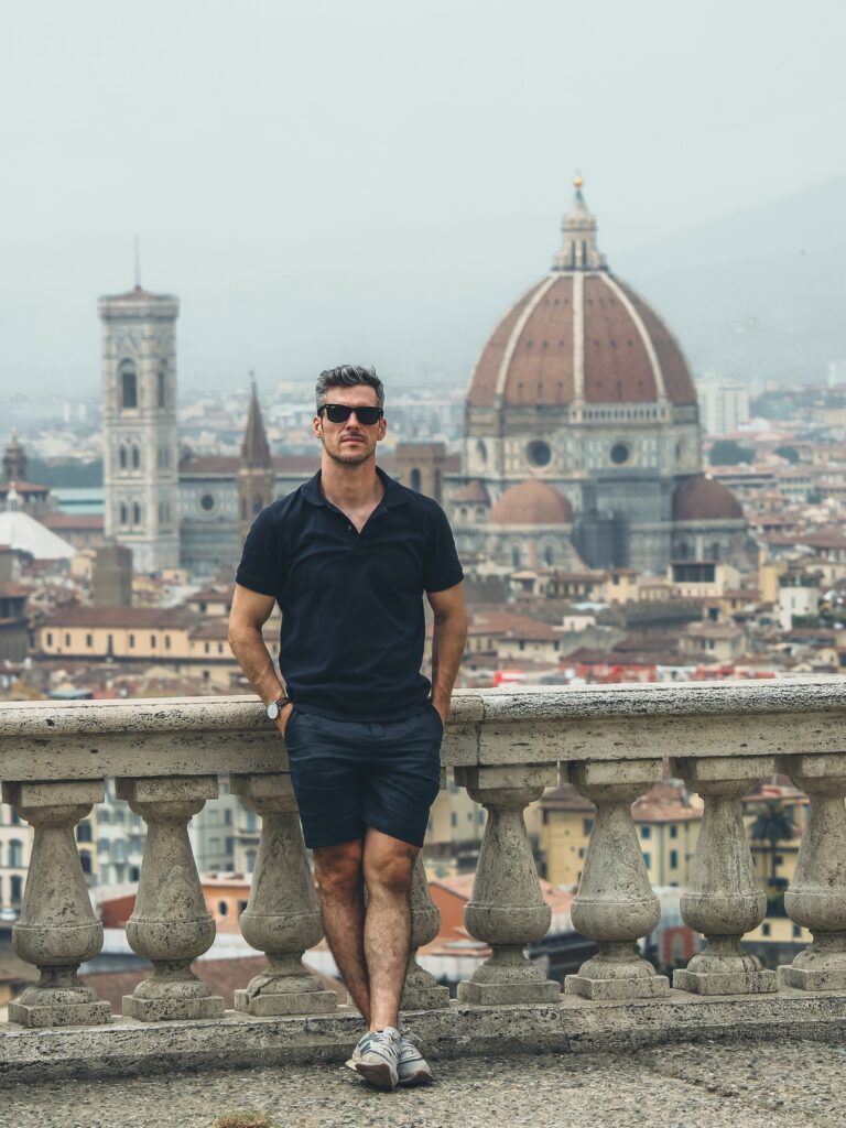 Si quieres menos afluencia para conseguir una foto que en la Piazzale Michelangelo desde la Basílica de San Miniato al Monte también son increíbles las vistas.