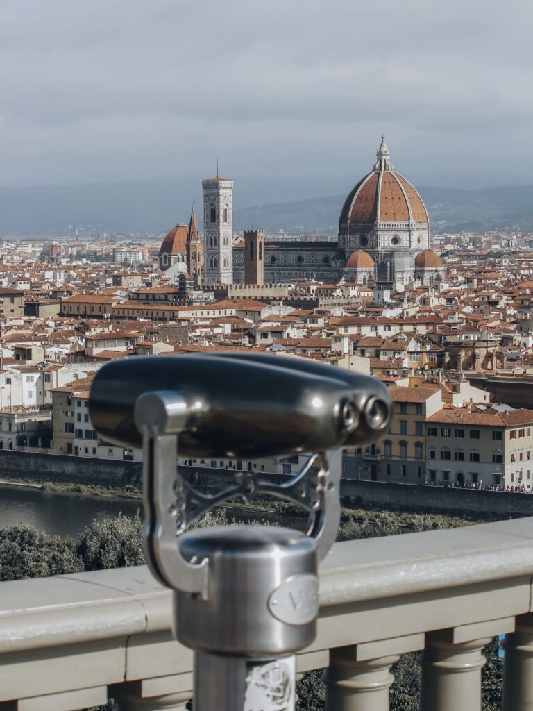 Desde la Plaza de Miguel Ángel (Piazzale Michelangelo) se tienen unas de las mejores vistas de Florencia. Desde aquí se puede contemplar toda la ciudad donde destacan algunos de sus principales edificios.