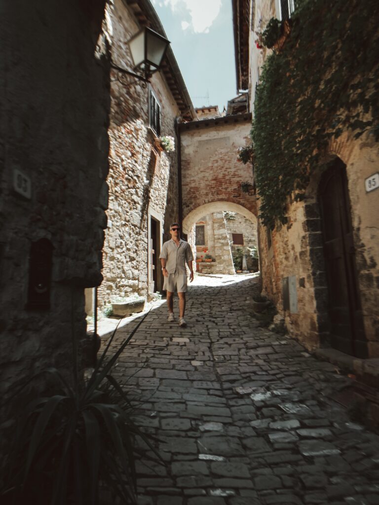 Situado en el valle de Chianti, este pueblo medieval con calles empedradas y flores en los alféizares es famoso sobre todo por sus vinos. Piérdete por sus calles y tómate un vino de la zona en Bar Café Montefioralle, un local encantador con buenos precios y personal muy amable.
