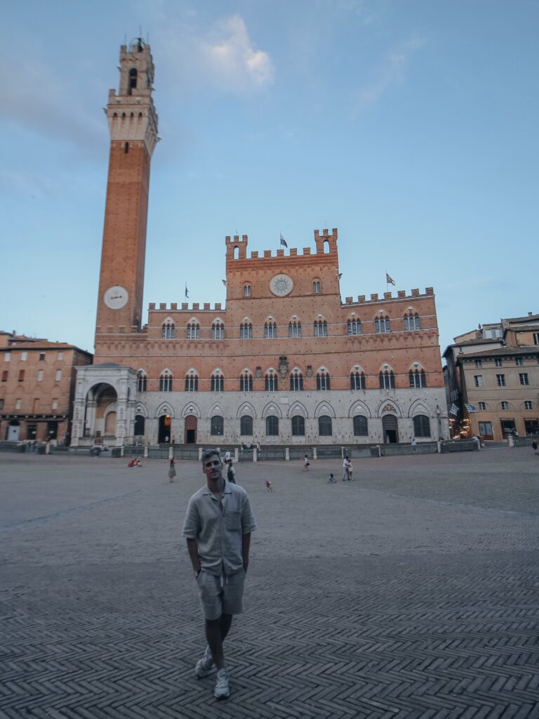 Siena es una ciudad encantadora situada en el corazón de la Toscana. Lla famosa Piazza del Campo en forma de concha, donde domina la Torre del Mangia del Palazzo Comunale, en esta plaza se celebran las carreras del Palio en verano.