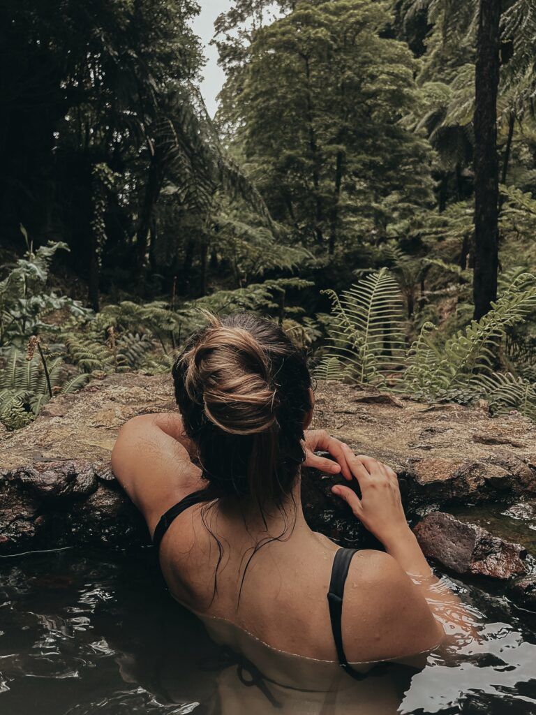 Vistas de la frondosa vegetación desde una de las piscinas en Caldeira Velha