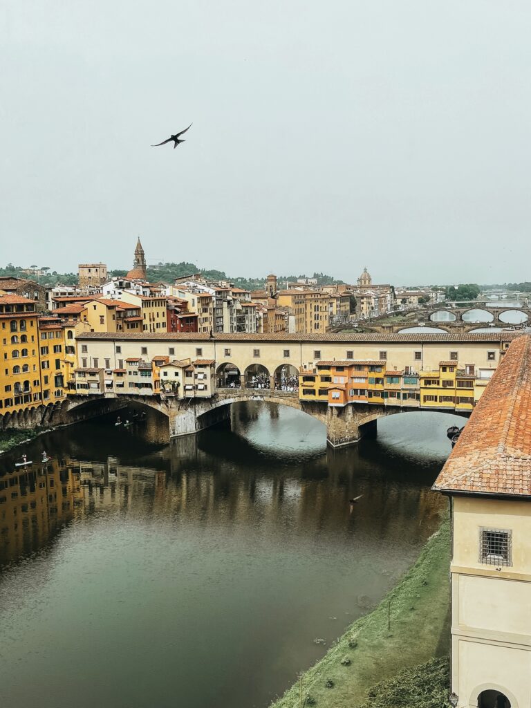 El Ponte Vecchio (Puente Viejo) atraviesa el río Arno a su paso por Florencia y es uno de los símbolos de la ciudad. Fue construido en el año 1345, siendo el puente de piedra más antiguo de Europa. Fue el único que sobrevivió a la Segunda Guerra Mundial y uno de los pocos puentes del mundo que está habitado.