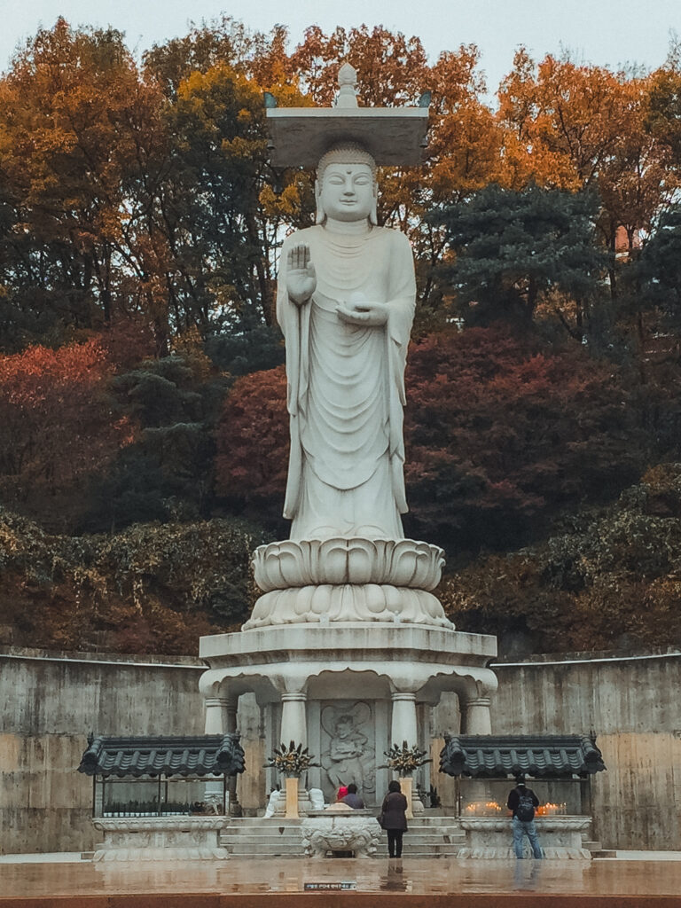 Estatua de Buda Maitreya en el Templo Bongeunsa