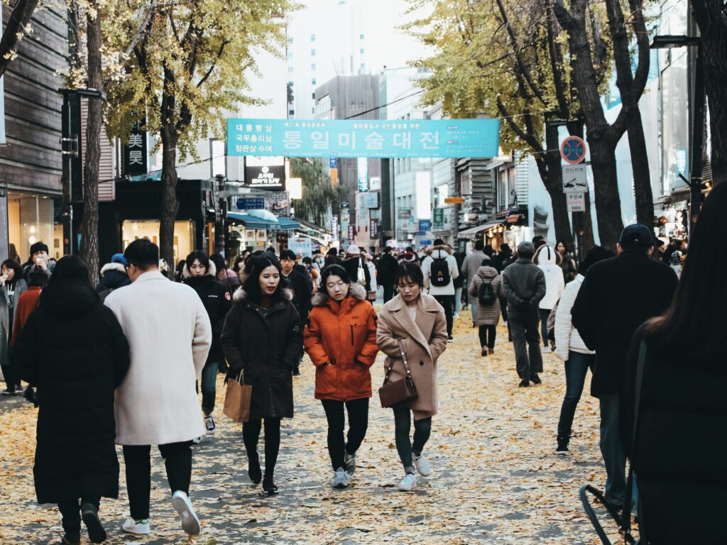 Coreanas paseando por el barrio de Insa-dong