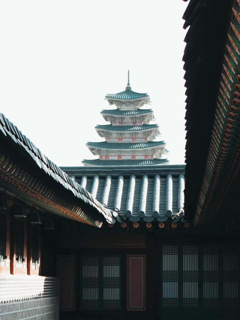 Detalles y una de las torres del Palacio Gyeongbokgung