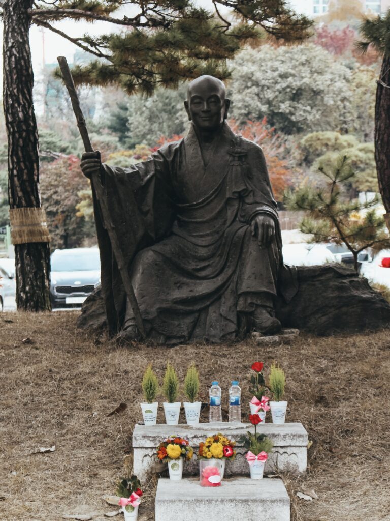 Estatua de buda dentro del Templo Bongeunsa