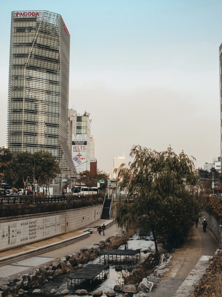El río Cheonggyecheon es un río que recorre el centro de Seúl