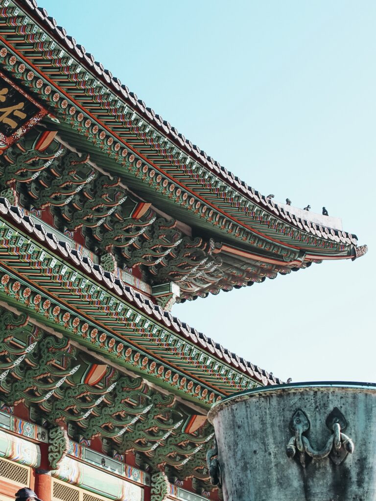 Detalles de uno de los tejados de un templo de Palacio Changgyeonggung