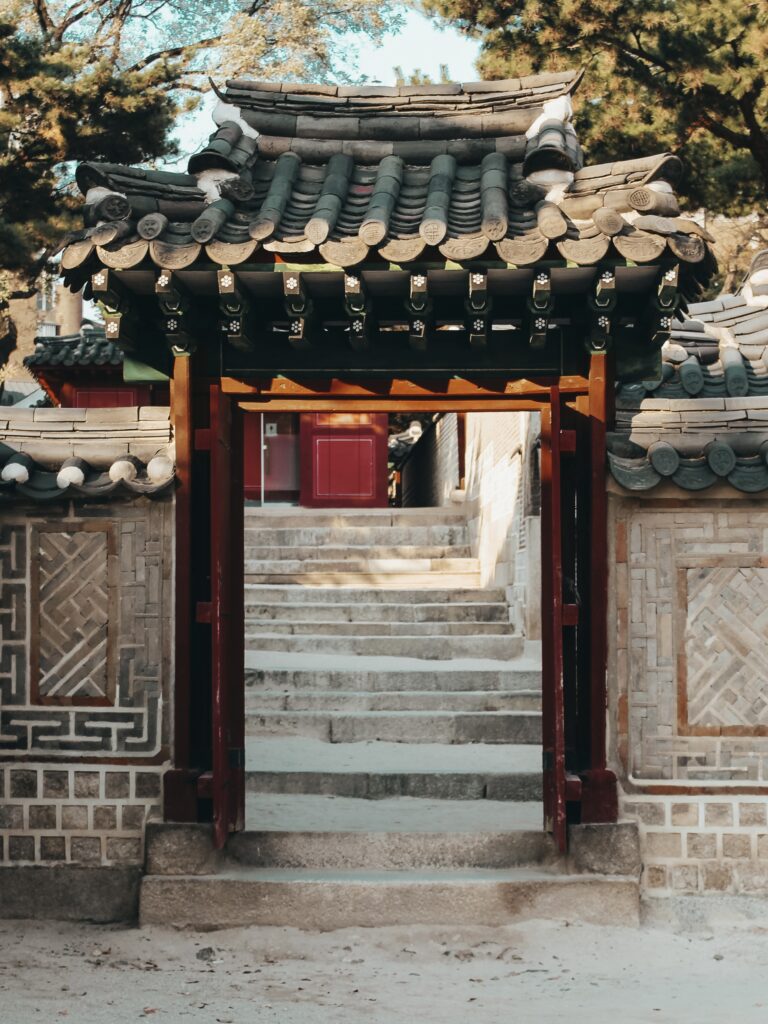 una de las puertas del Palacio Deoksugung