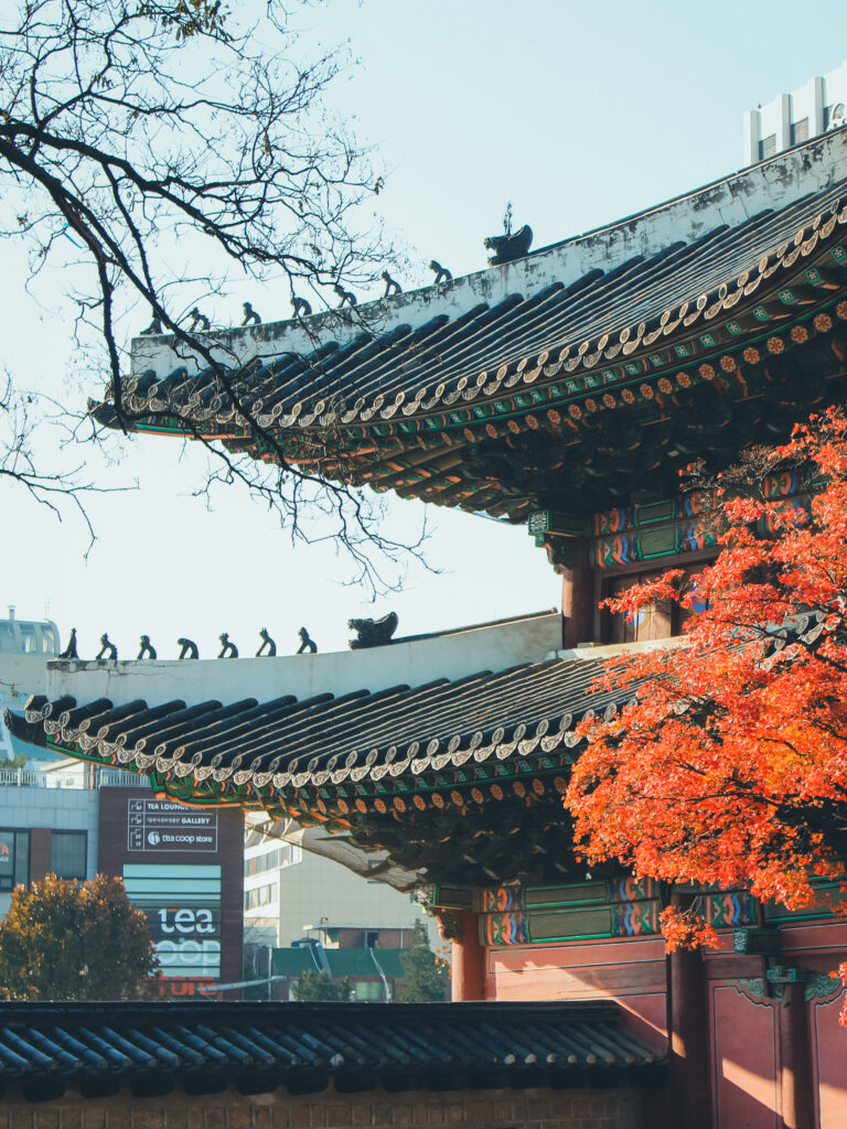 Detalles de uno de los tejados de un templo de Palacio Changgyeonggung