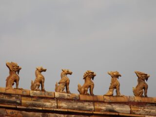 Figuras en un tejado de un templo Pekín