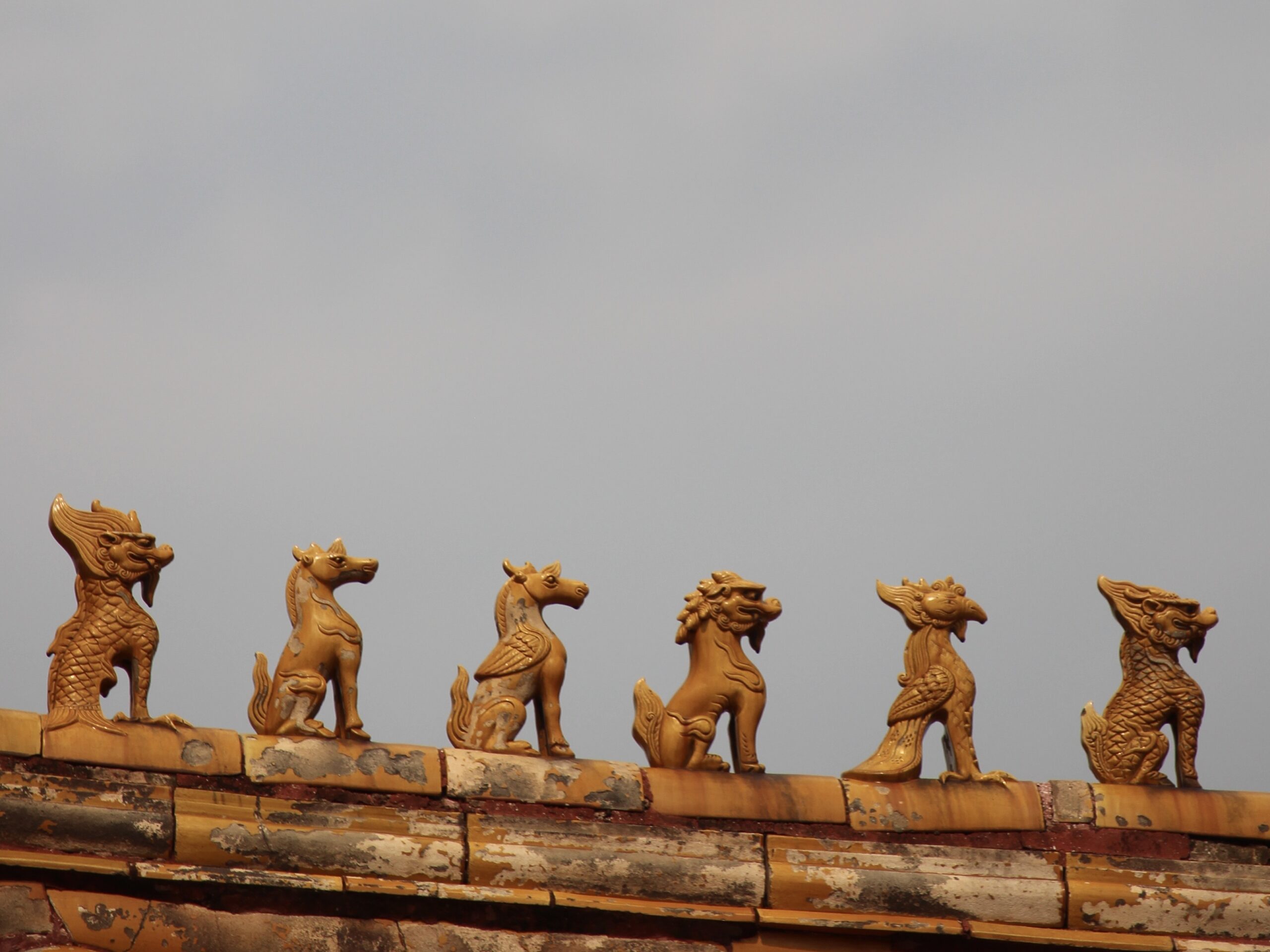 Figuras en un tejado de un templo Pekín