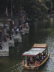 Barquita con turistas en el Palacio de Verano
