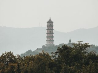 Vistas de un templo desde el Palacio de Verano de Pekín