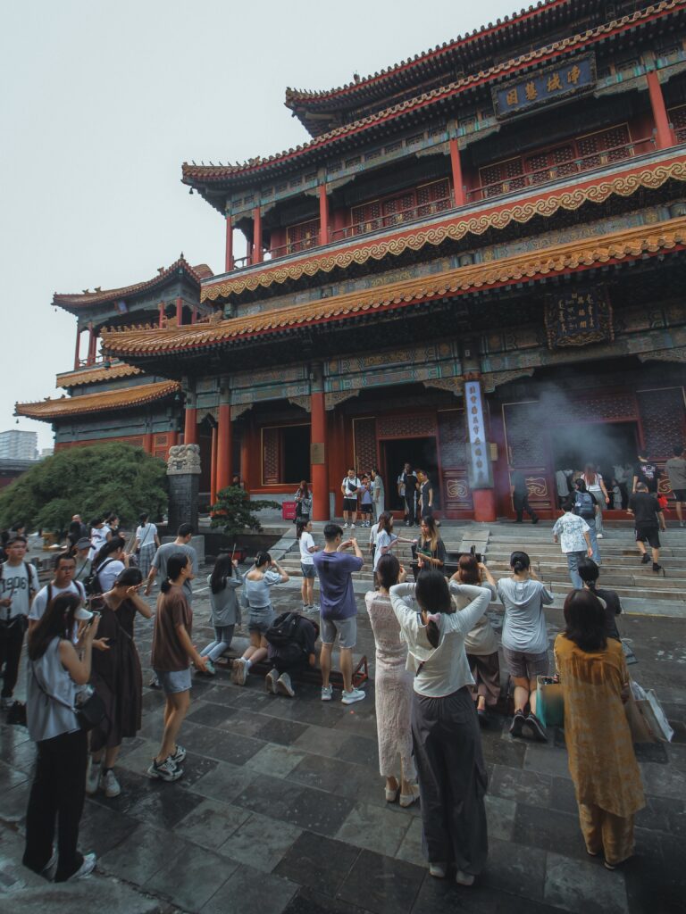 Turistas y budistas con incienso en el Templo de los Lamas
