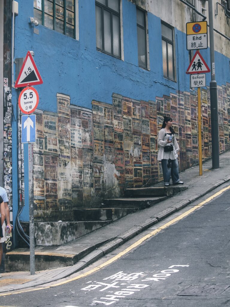 Mural puntado en el barrio Soho de Hong Kong