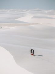 Familia caminando por las dunas de Lençois Maranhenses