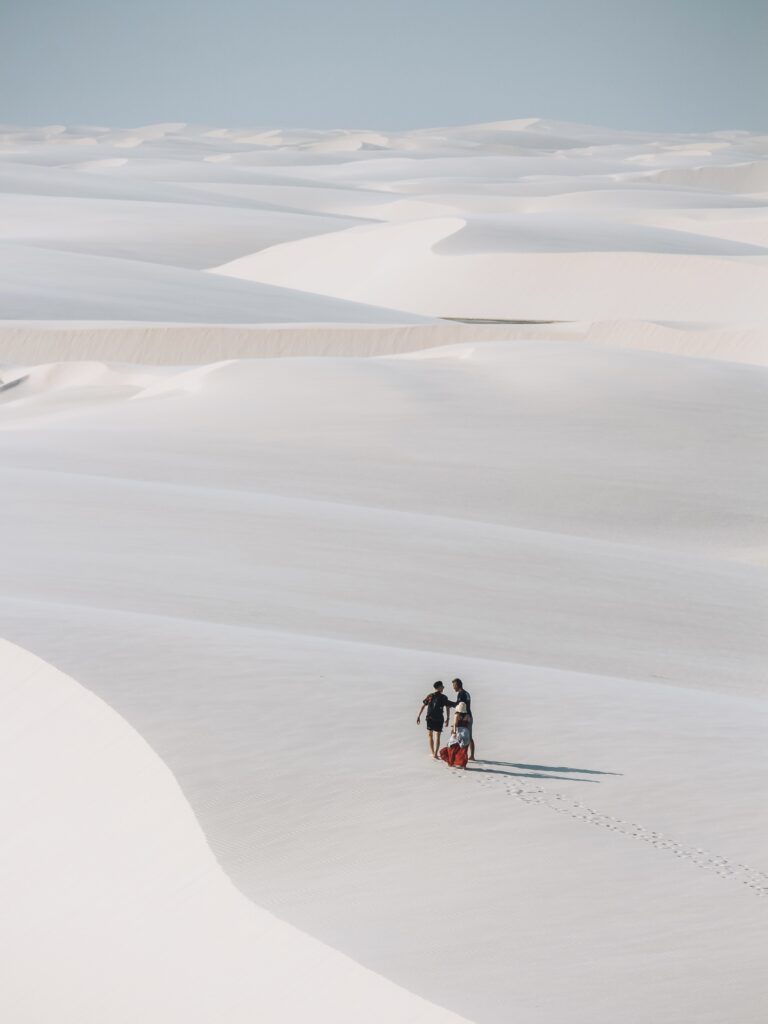 Familia caminando por las dunas de Lençois Maranhenses