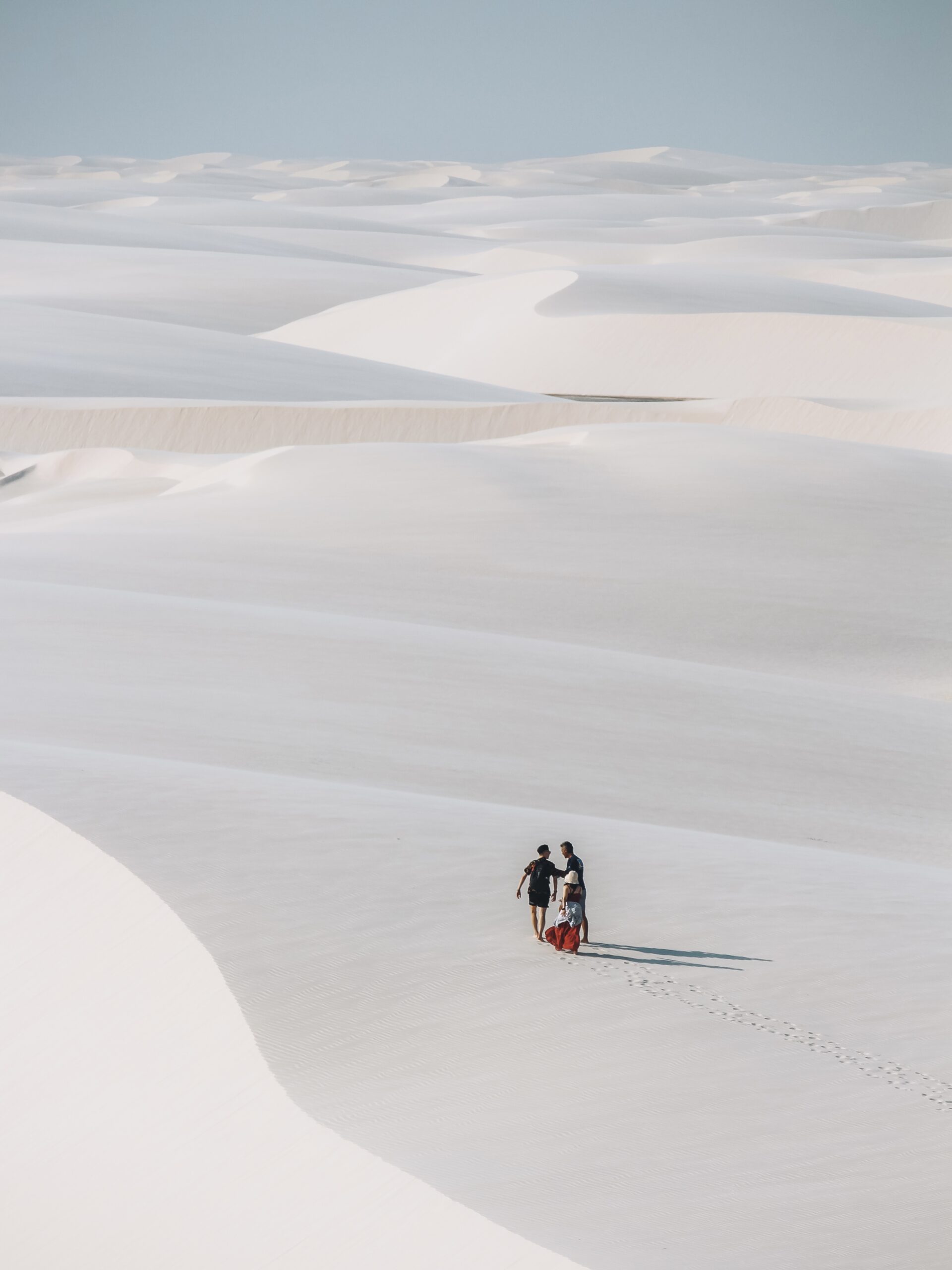 Familia caminando por las dunas de Lençois Maranhenses