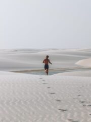 Ricardo corriendo por las dunas en Lençois Maranhenses
