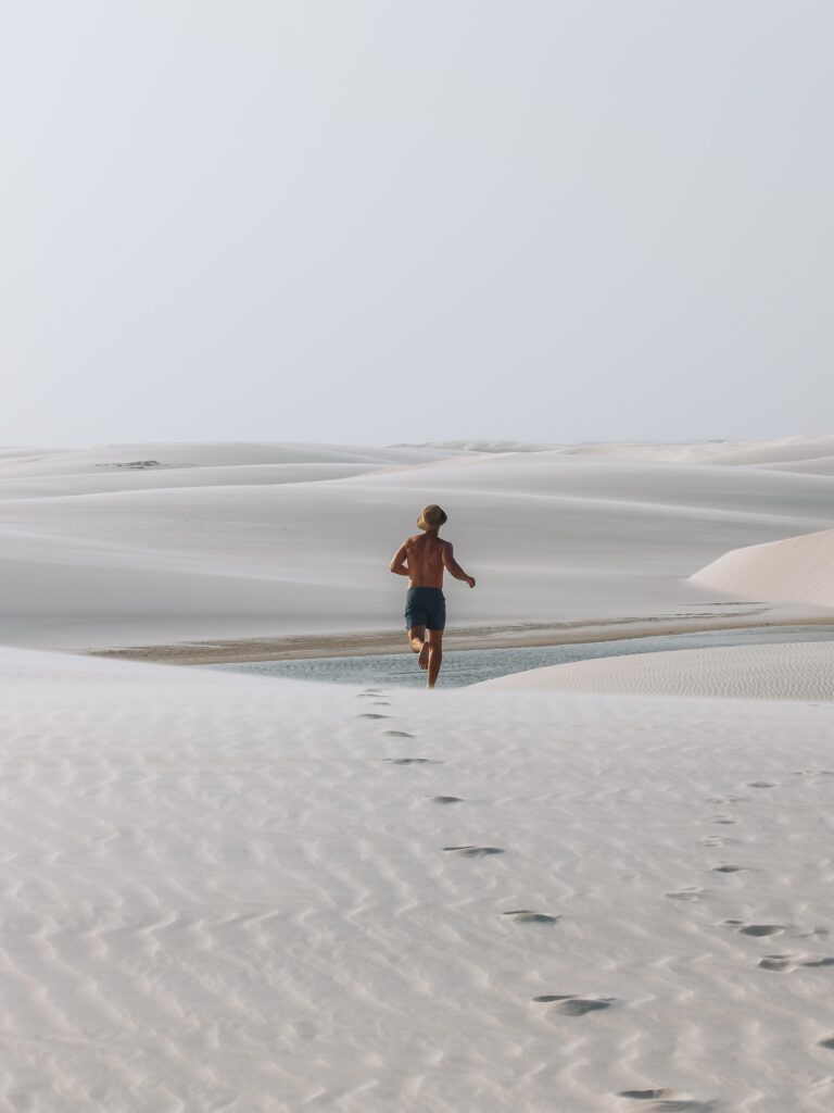 Ricardo corriendo por las dunas en Lençois Maranhenses