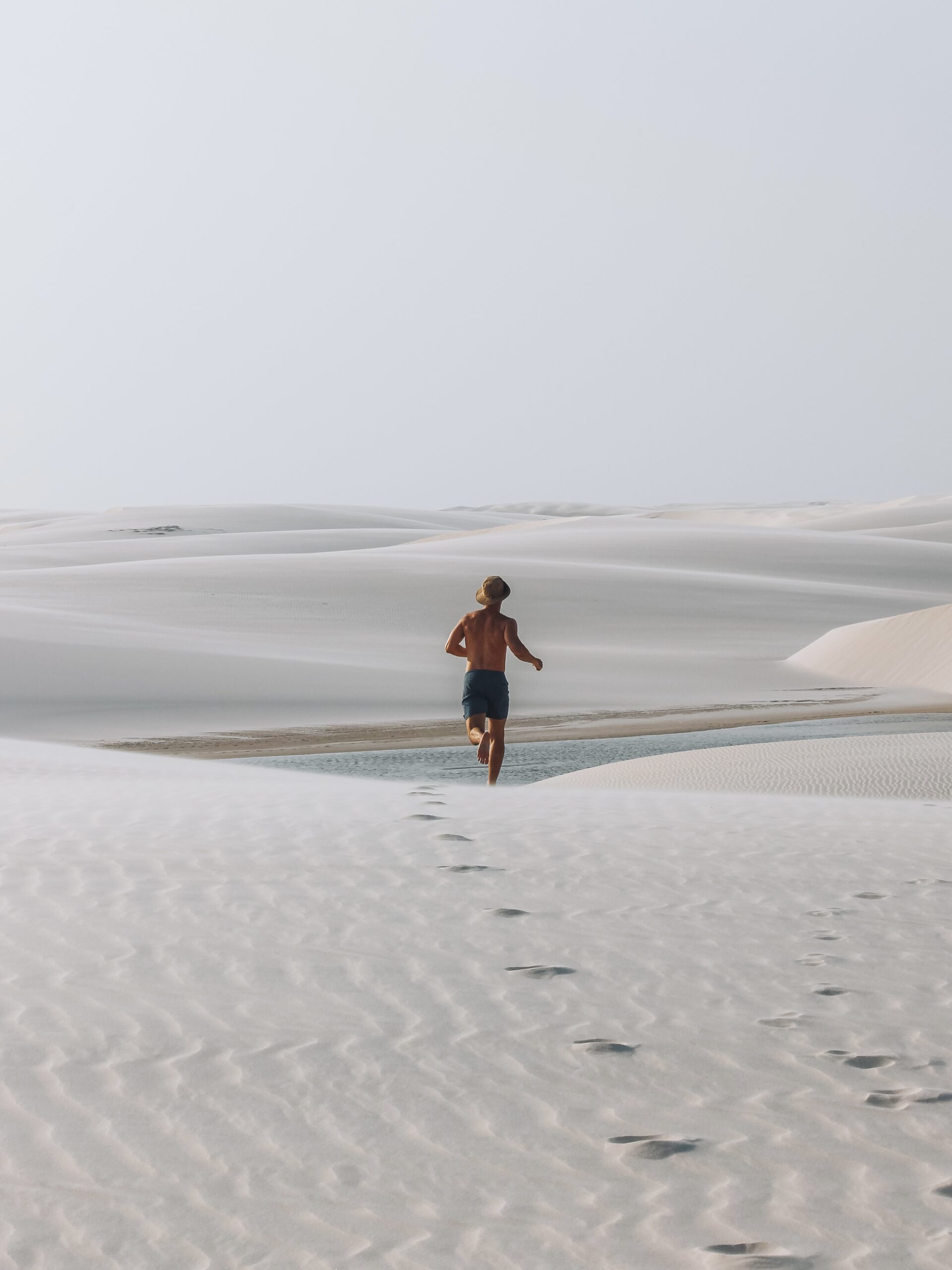 Ricardo corriendo por las dunas en Lençois Maranhenses