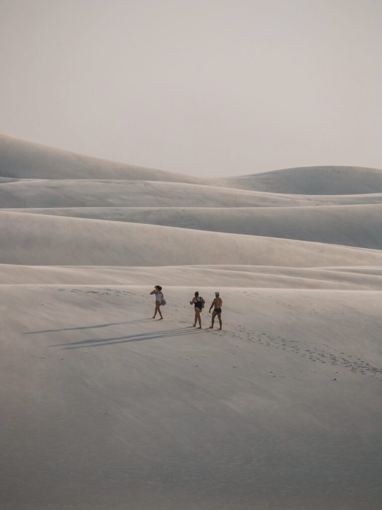 Familia caminando por las dunas de Lençois Maranhenses
