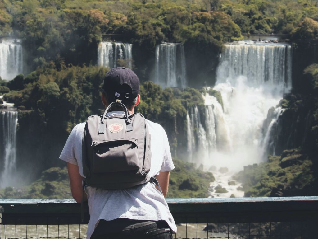 Viendo las cataratas