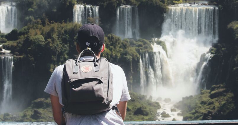 Viendo las cataratas