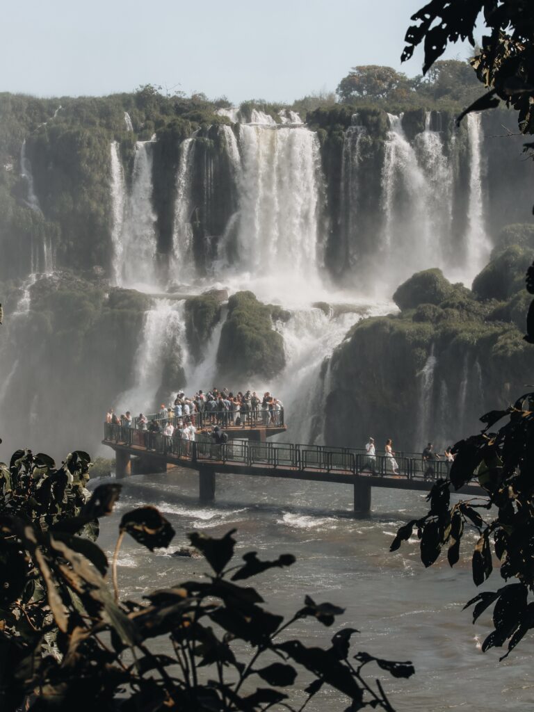 Vista de las cataratas del Iguazú con uno de los miradores lleno de gente