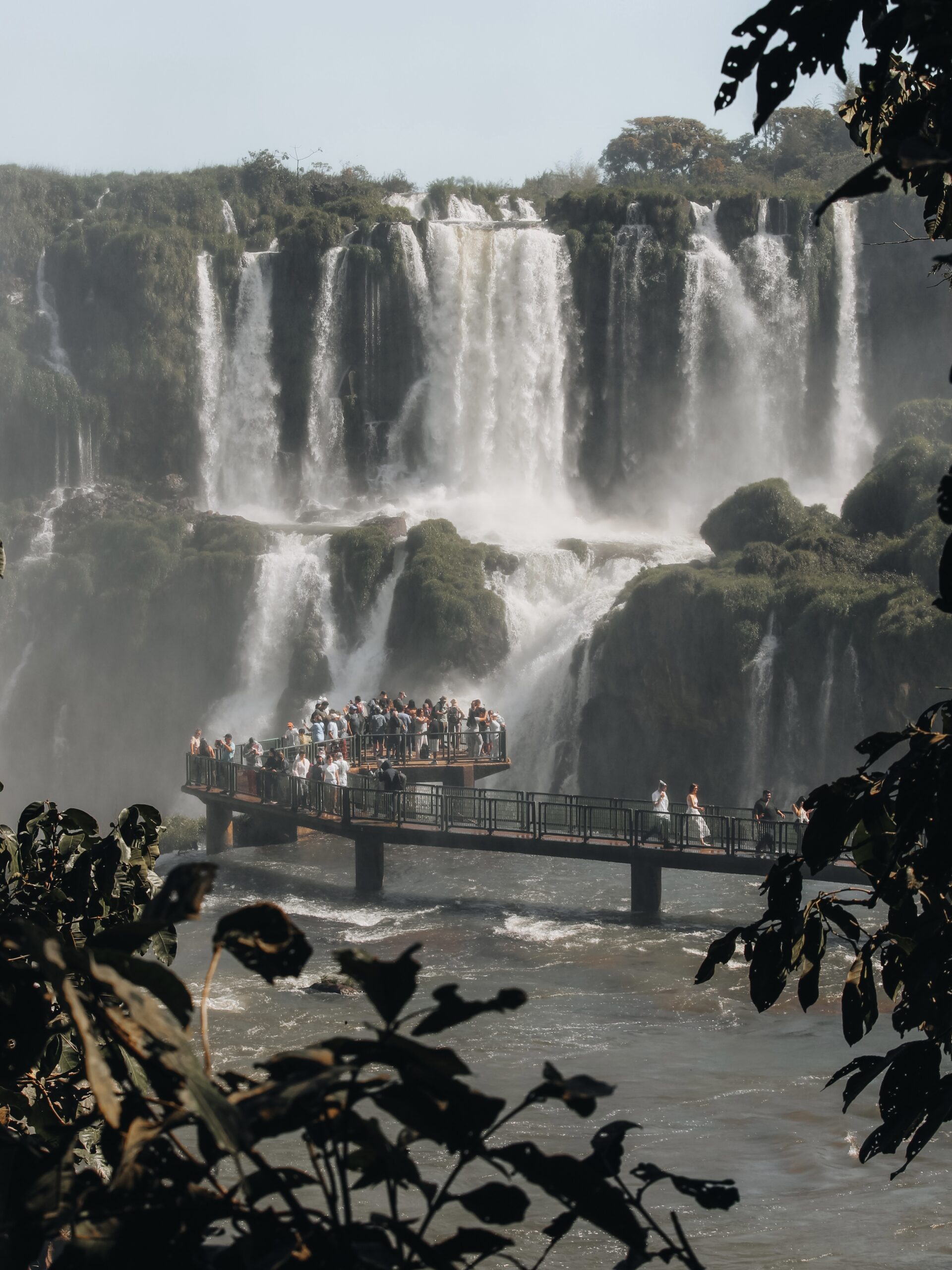 Vista de las cataratas del Iguazú con uno de los miradores lleno de gente