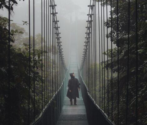 Ricardo en uno de los puentes colgantes de Monteverde