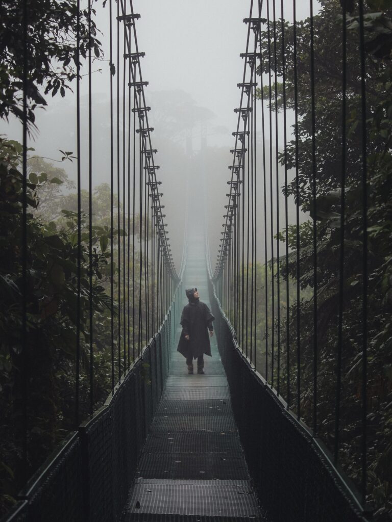 Ricardo en uno de los puentes colgantes de Monteverde