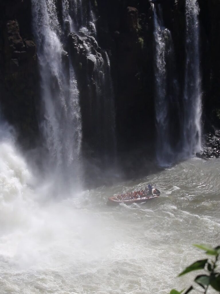 Barco que se adentra en las cataratas del Iguazú