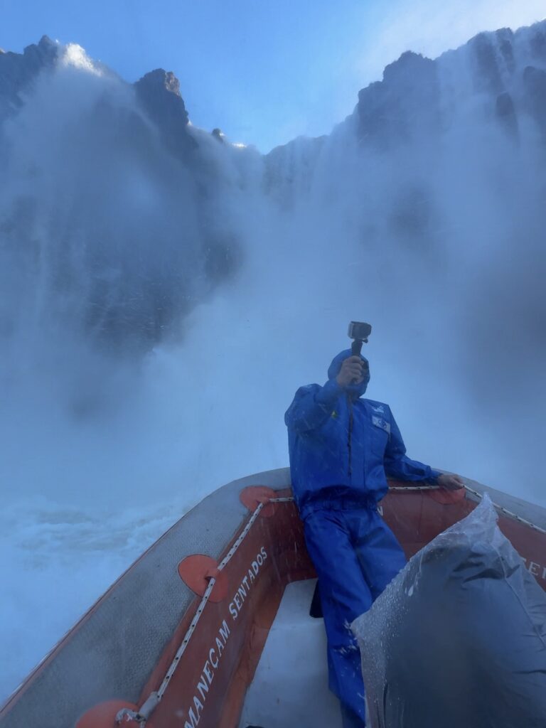 Guía grabando el momento en que el barco se adentra en una de las cascadas