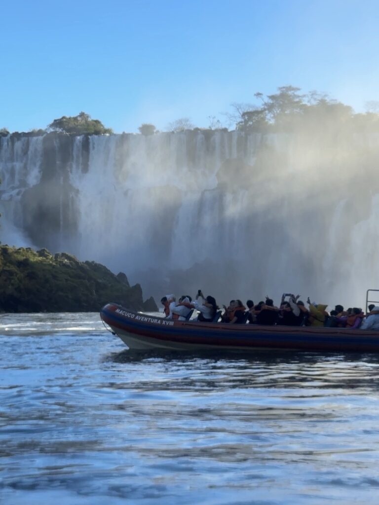 Barco en las cataratas del Iguazú