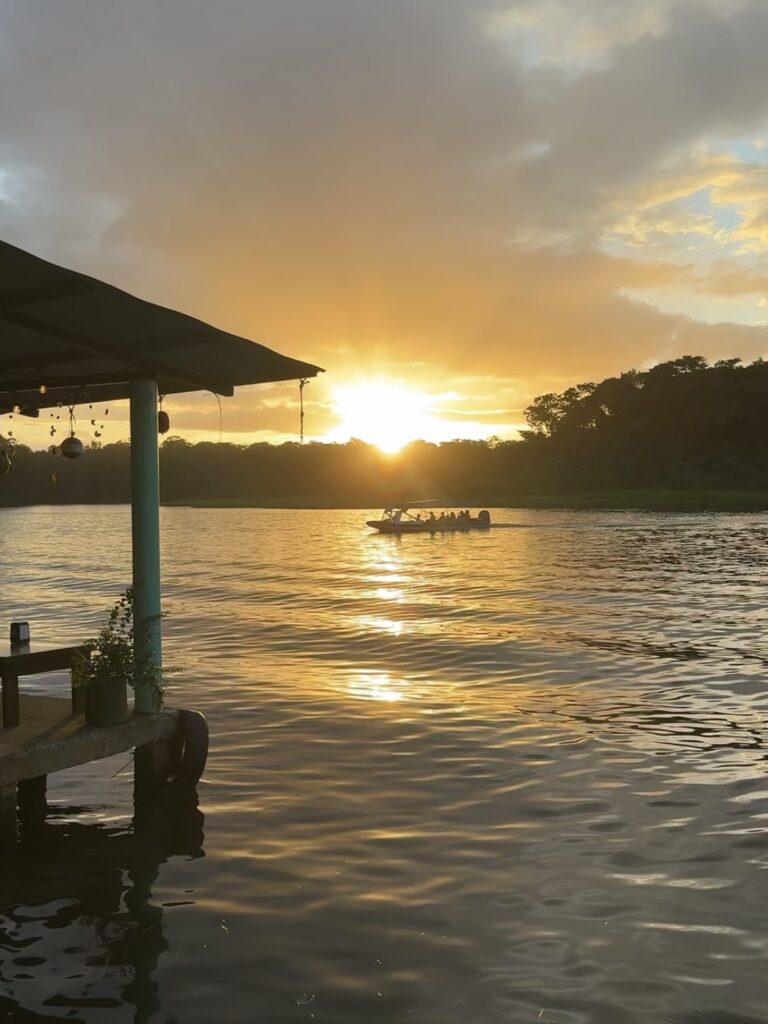Puesta de sol en Tortuguero