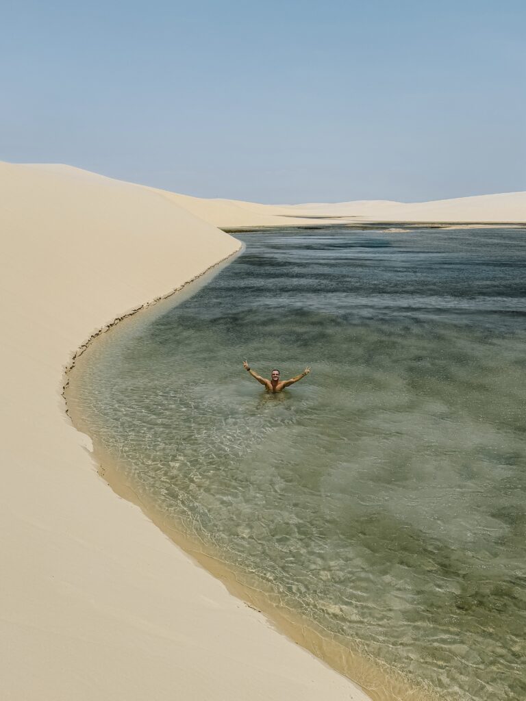 Ricardo en una de las lagunas de Lençois Maranhenses