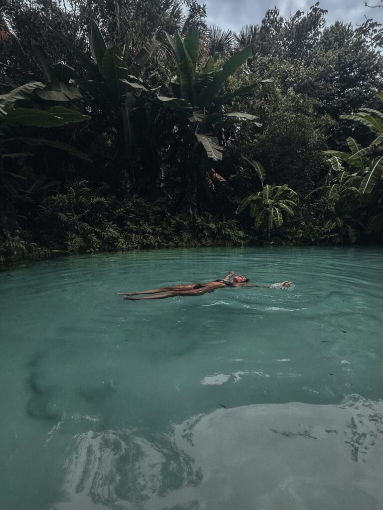 Noelia flotando en un fervedouro de Jalapao