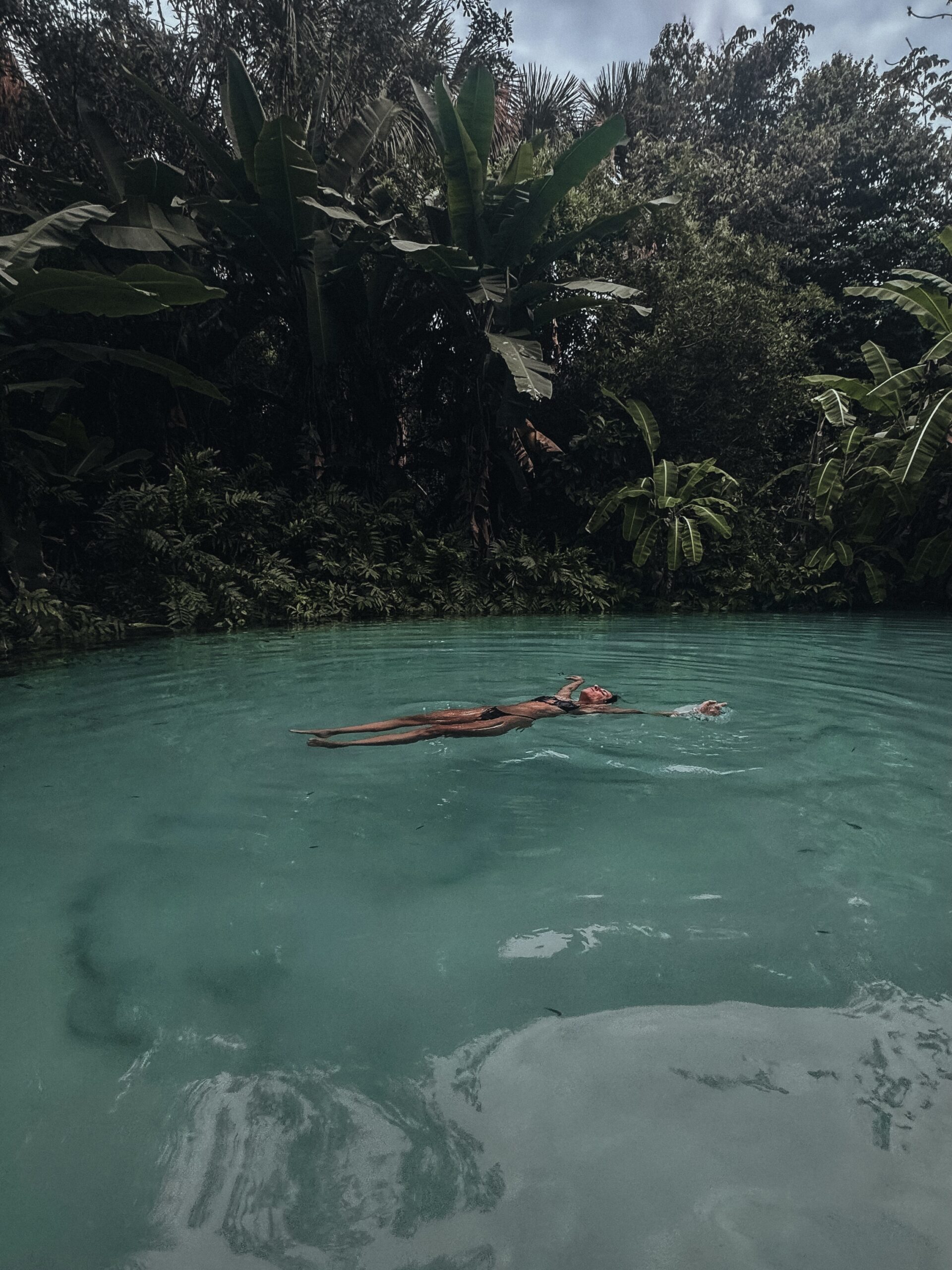 Noelia flotando en un fervedouro de Jalapao